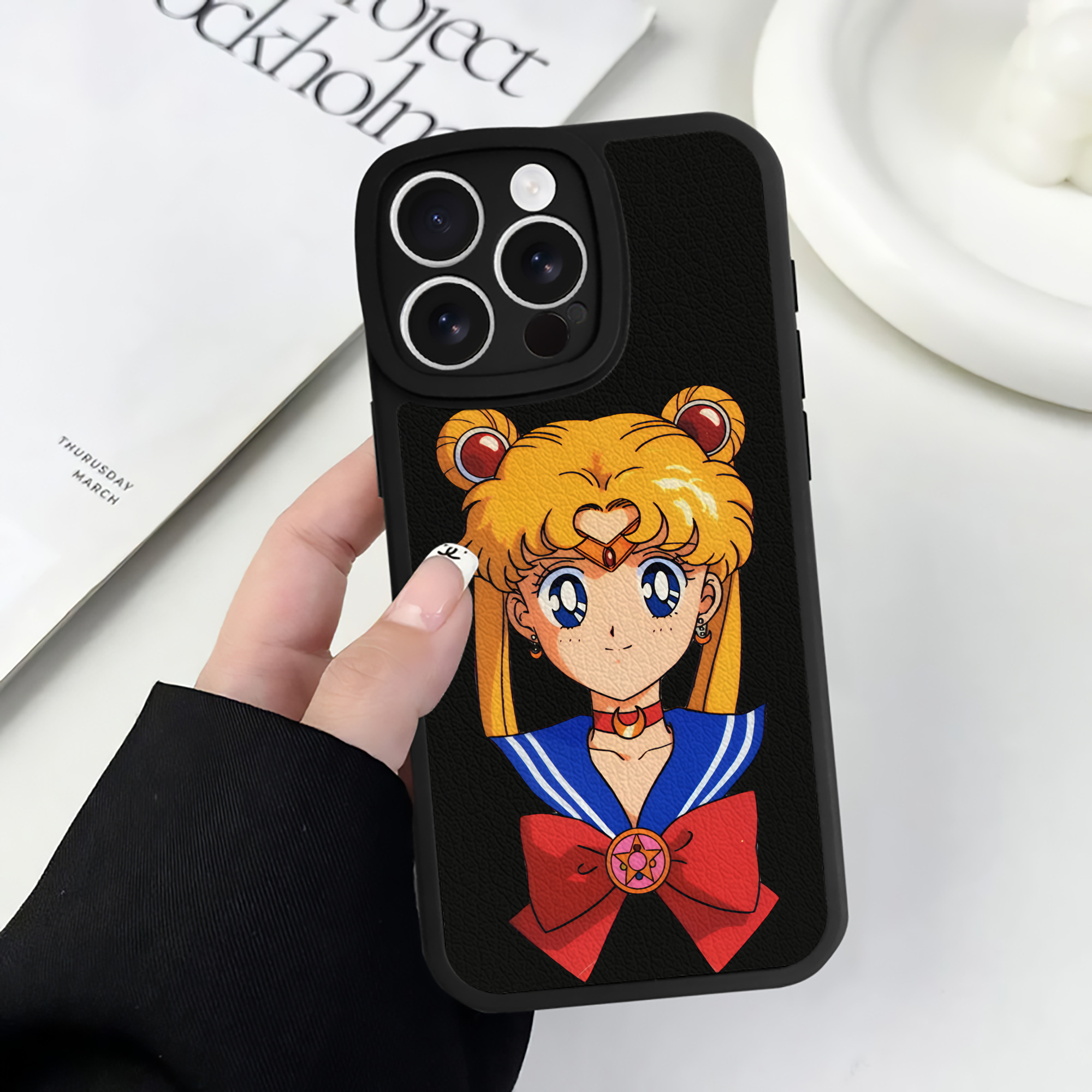 （画像用） 美少女戦士セーラームーン 月野 うさぎ つきの うさぎ Sailor Moon Tsukino Usagi 【iPhone 16シリーズ対応】シリコンスマホケース（レザー調） 材質：シリコン